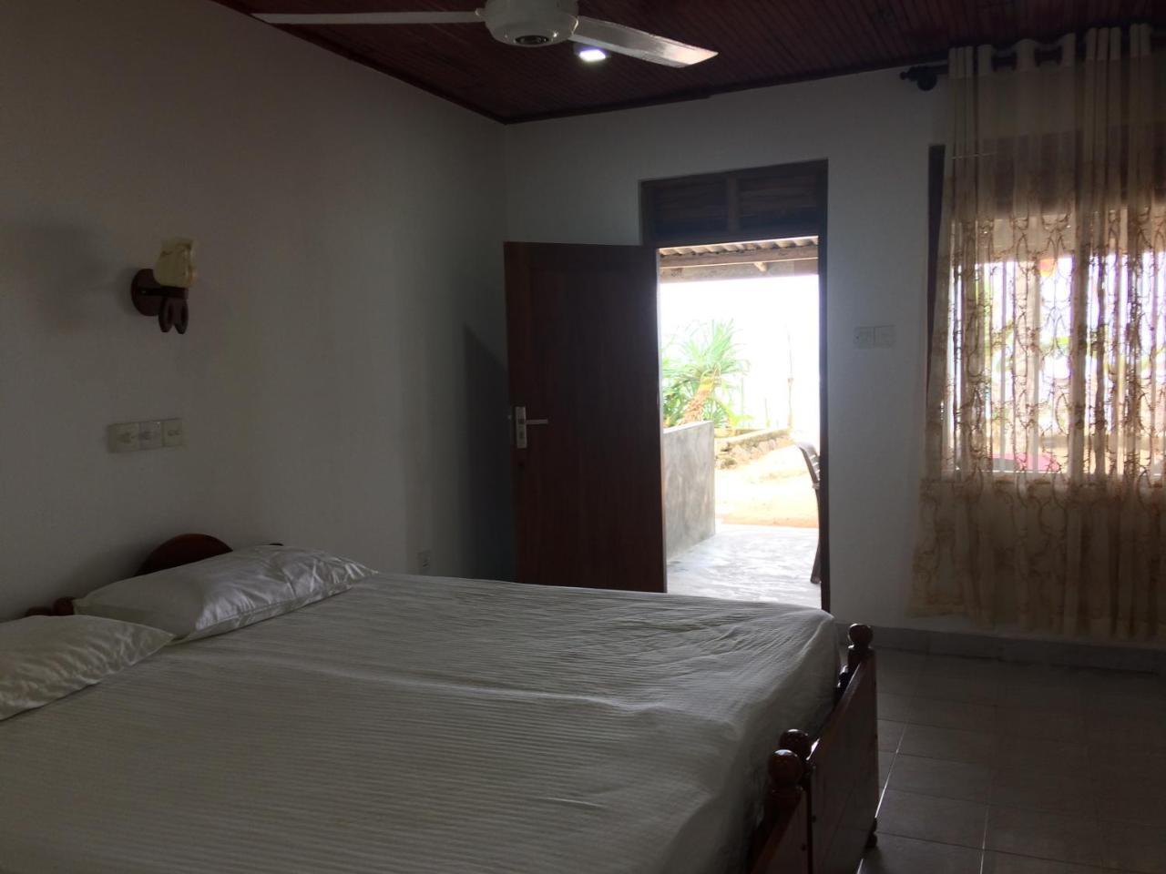 Blue Corals Beach Bungalow Matara Ngoại thất bức ảnh